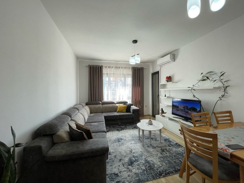 0683487469  Tirane, jepet me qera 2+1+Ballkon Kati 1, 85 m² 750 € (Rruga Egnatia)