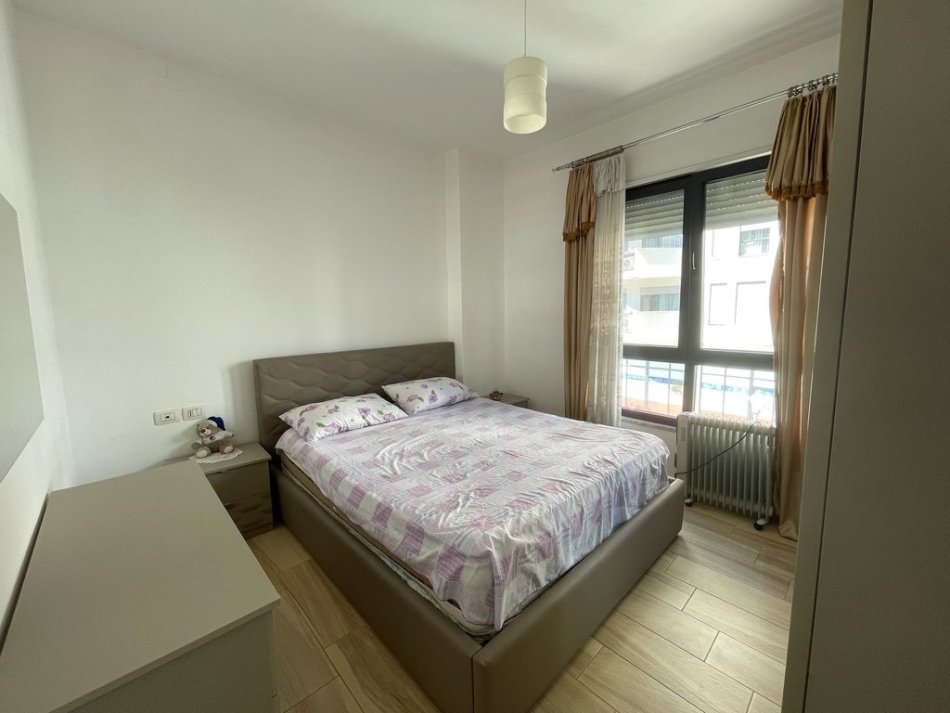 0683487469  Tirane, jepet me qera 2+1+Ballkon Kati 1, 85 m² 750 € (Rruga Egnatia)