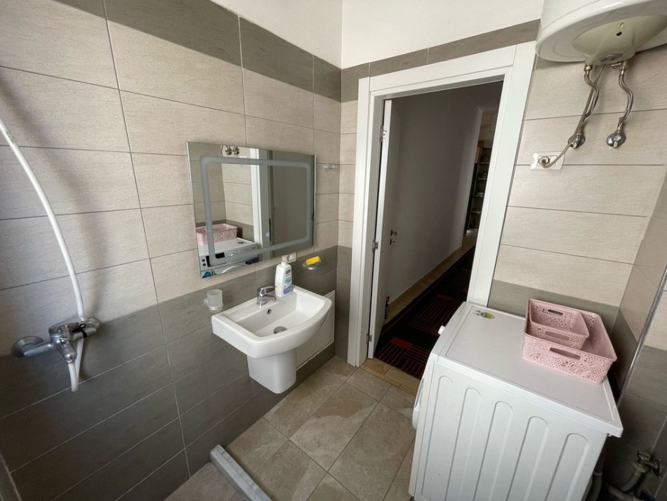 0683487469  Tirane, jepet me qera 2+1+Ballkon Kati 1, 85 m² 750 € (Rruga Egnatia)