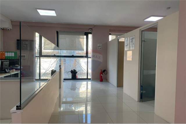 Tirane, jepet me qera ambjent biznesi Kati 2, 95 m² 900 Euro (Rruga e Elbasanit)
