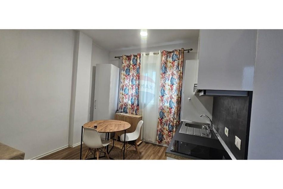 Tirane, jepet me qera apartament 1+1 Kati 3, 54 m² 550 € (Blloku)