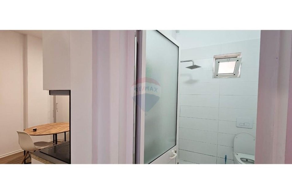Tirane, jepet me qera apartament 1+1 Kati 3, 54 m² 550 € (Blloku)