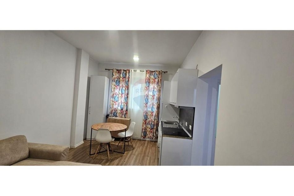 Tirane, jepet me qera apartament 1+1 Kati 3, 54 m² 550 € (Blloku)