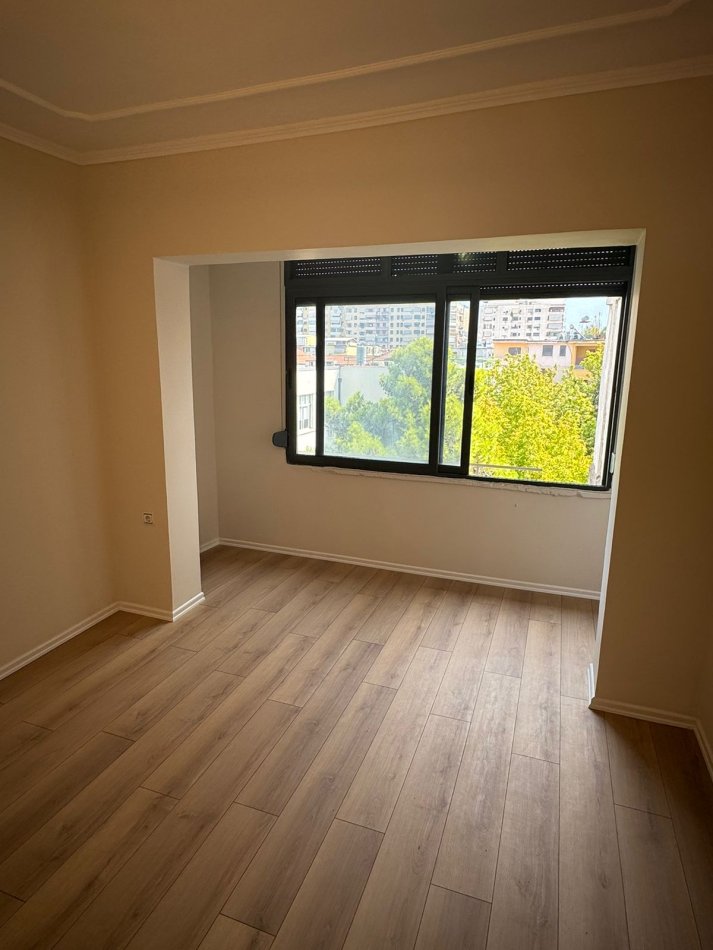 Tirane, shes apartament 2+1+Aneks+Ballkon Kati 5, 105 m² 135.000 € (21 dhjetori)