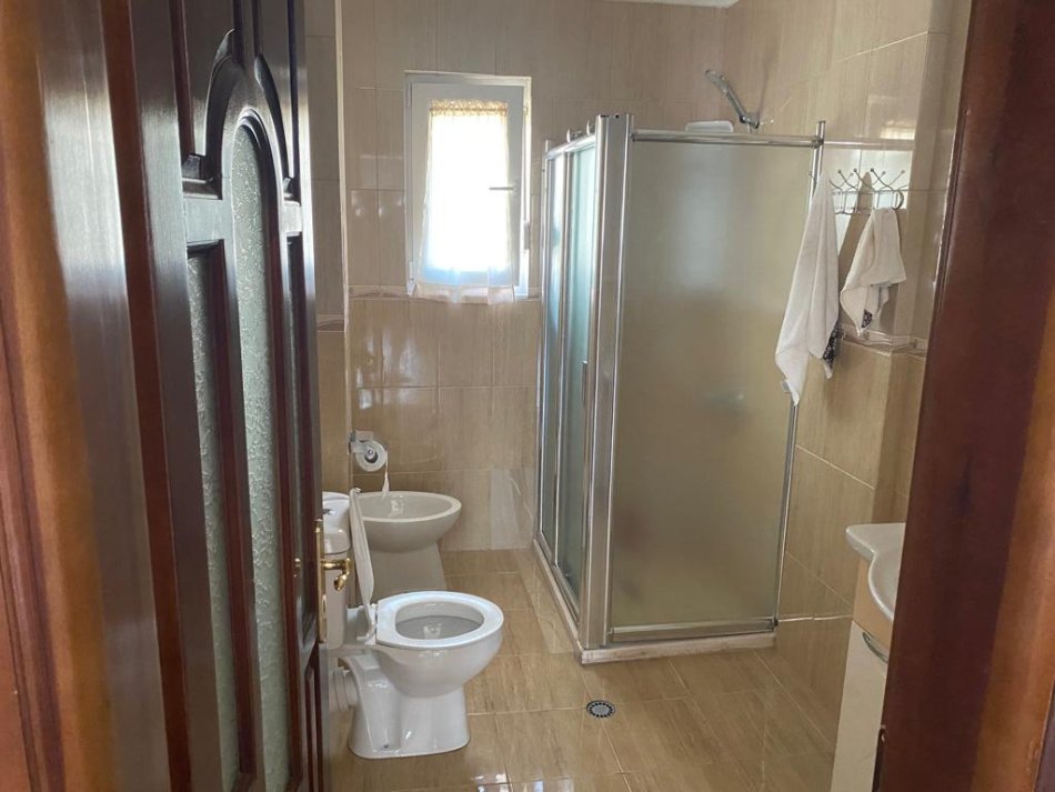 Tirane, jepet me qera apartament 3+1 Kati 3, 140 m² 650 € (Qytet Studenti)
