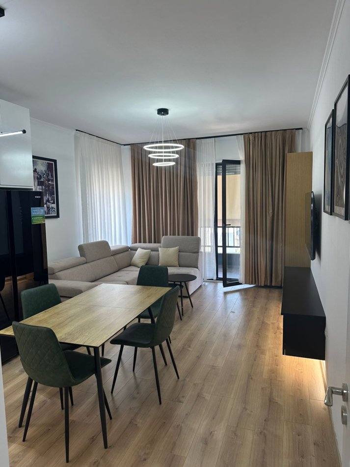 Tirane, jepet me qera apartament 2+1 Kati 6, 100 m² 650 € (Kinostudio)
