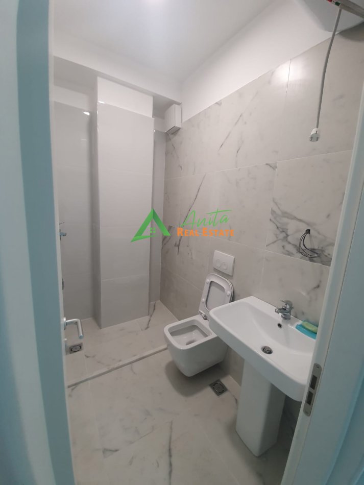 Tirane, jepet me qera apartament 1+1+Ballkon Kati 2, 105 m² 850 € (Komuna e Parisit)