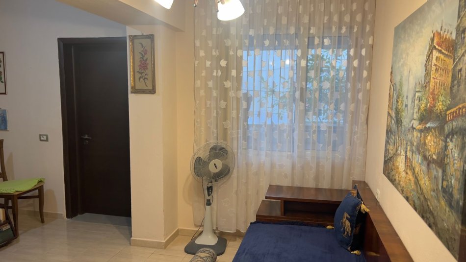 Tirane, jepet me qera apartament 2+1 Kati 1, 65 m² 400 € (Ali demi)