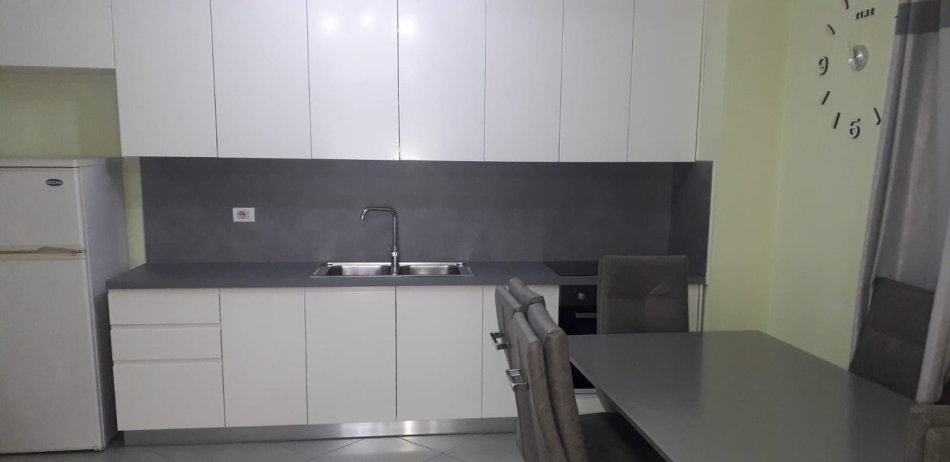 Tirane, jepet me qera apartament 2+1+Aneks+Ballkon Kati 4, 1.000 m² 400 € (Fresku)