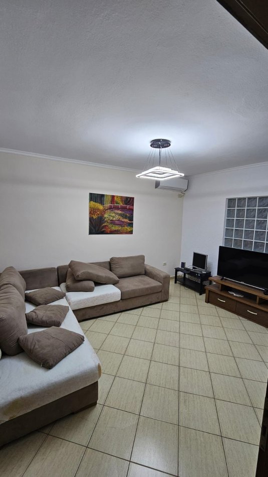 Tirane, jepet me qera apartament 2+1 Kati 4, 67 m² 550 € (Medrese)