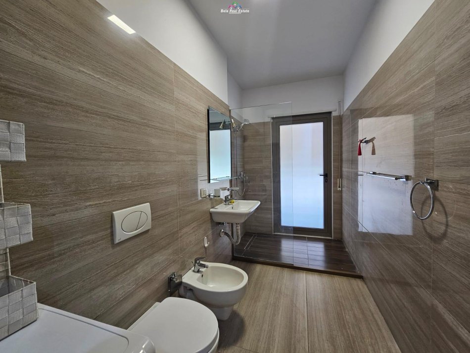 Tirane, jepet me qera apartament duplex 3+1 Kati 7, 130 m² 1.000 € (Tek Kompleksi Delijorgji)