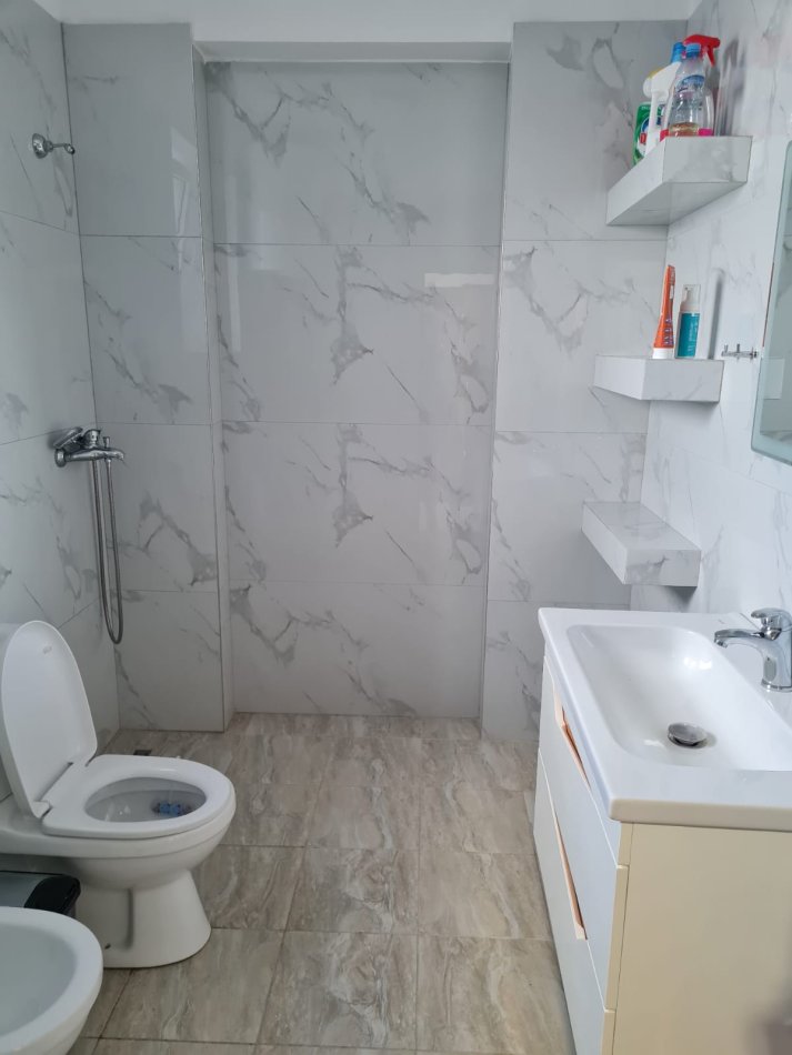 Tirane, jepet me qera apartament 2+1 Kati 2, 100 m² 900 € (Bllok)
