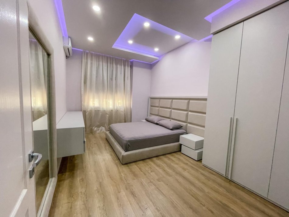 Tirane, jepet me qera apartament 2+1+Ballkon Kati 2, 130 m² 1.000 € (Pazari i Ri)
