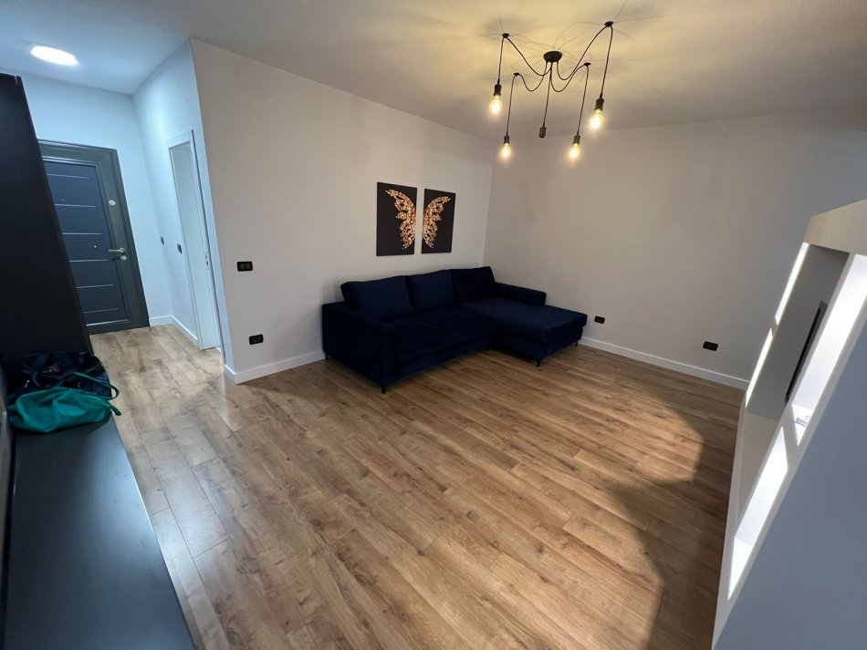 Tirane, jepet me qera apartament 1+1 Kati 11, 70 m² 700 € (komuna e parisit)