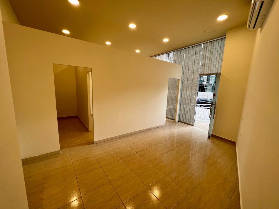 Tirane, jepet me qera ambjent biznesi Kati 0, 44 m² 550 € (Bulevardi gjergj fishta)