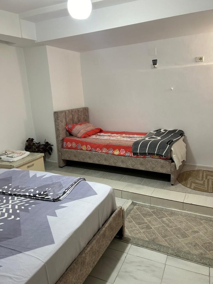 Tirane, jepet me qera apartament 1+1 Kati 1, 70 m² 410 € (pazari i ri)