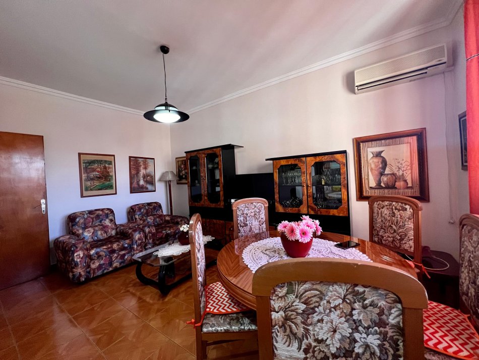 Tirane, jepet me qera apartament 2+1+Ballkon Kati 4, 80 m² 500 € (Shkolla e Kuqe)