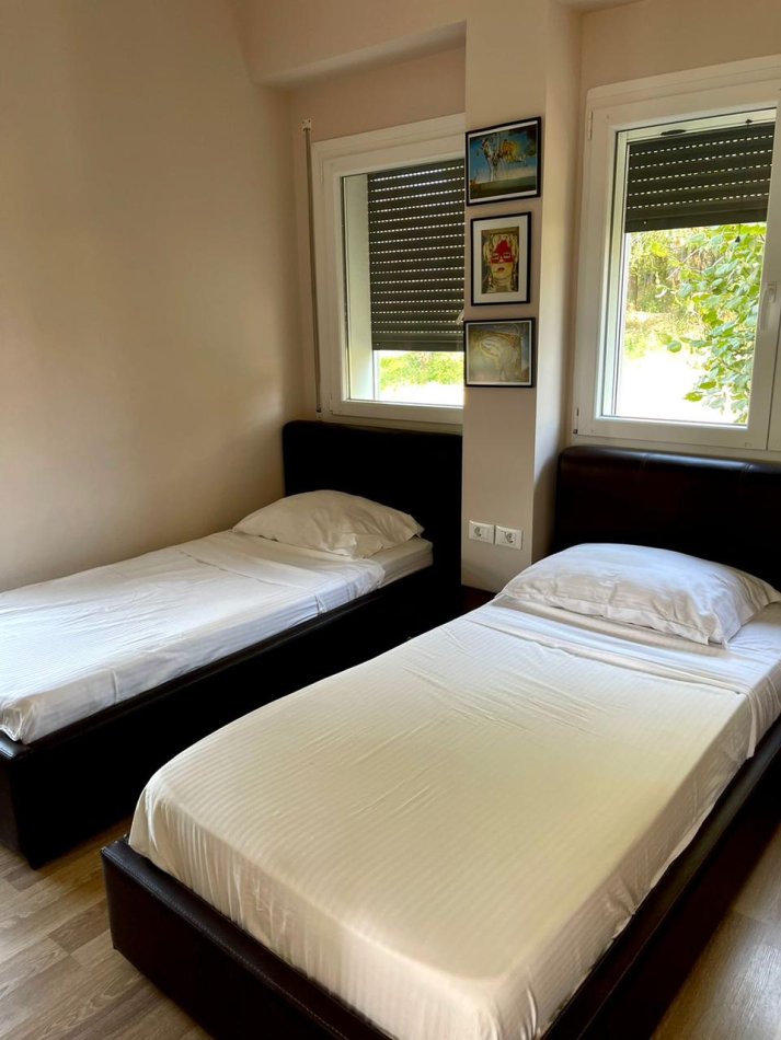 Tirane, jepet me qera apartament 2+1+Ballkon Kati 2, 130 m² 1.400 € (Long Hill Residence)