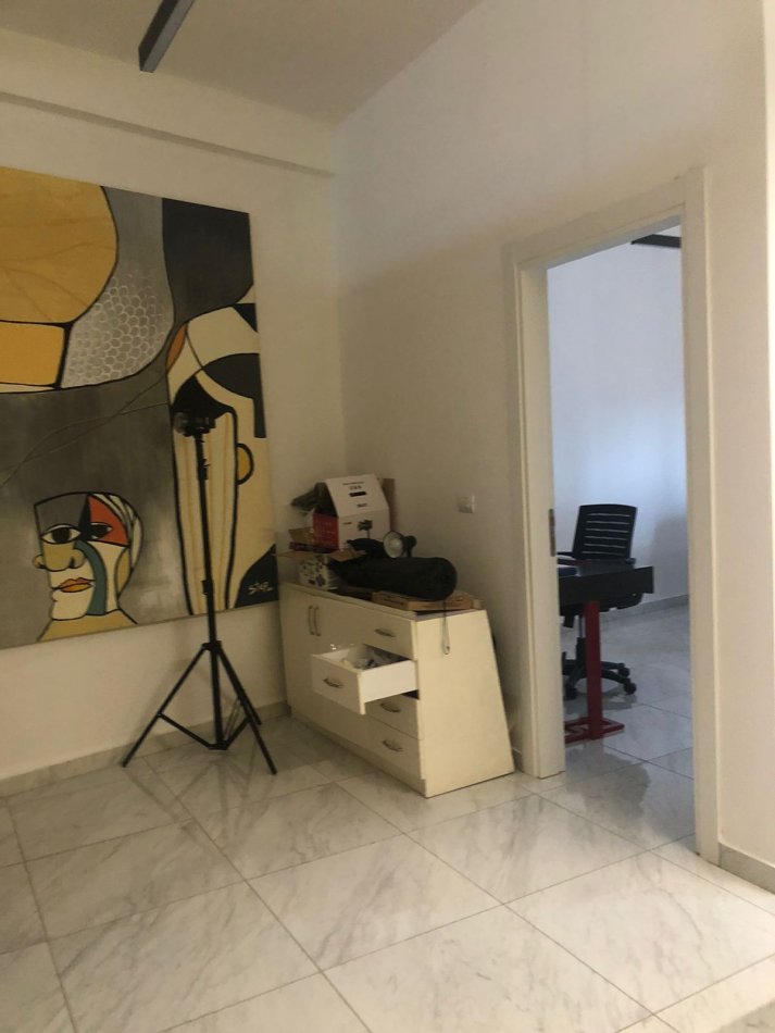 Tirane, jepet me qera dyqan Kati 6, 70 m² 550 € (Komuna e Parisit)