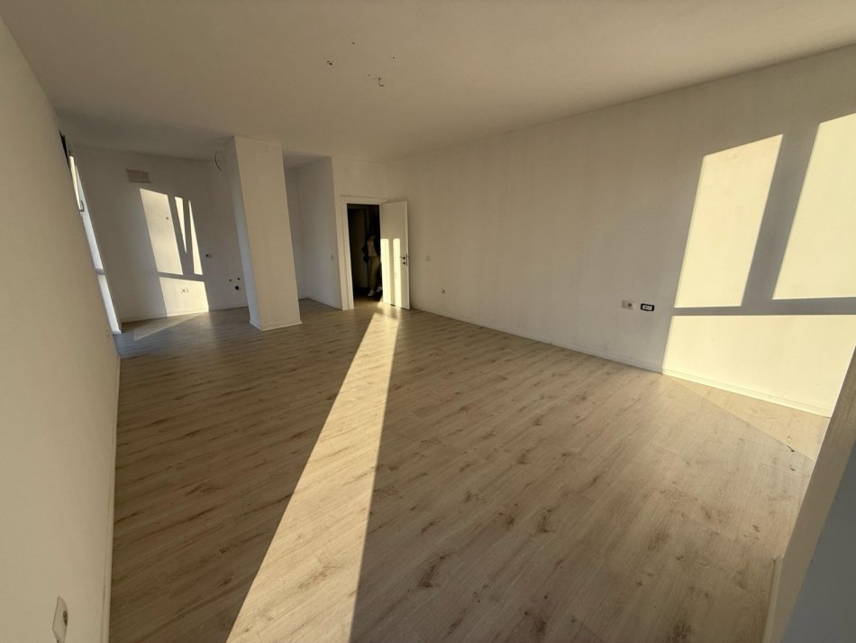 Tirane, jepet me qera apartament 2+1 Kati 3, 138 m² 700 € (ish fusha e aviacionit)