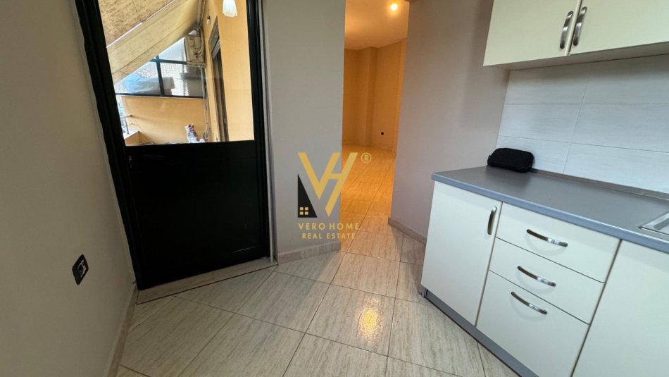 Tirane, jepet me qera apartament 3+1+Ballkon Kati 5, 120 m² 550 € (KOPSHTI ZOOLOGJIK)