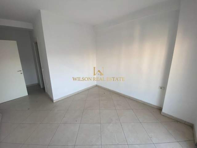 Tirane, shitet apartament 2+1+BLK Kati 4, 1.113 m² 1.600 Euro/m2 (Komuna e Parisit)