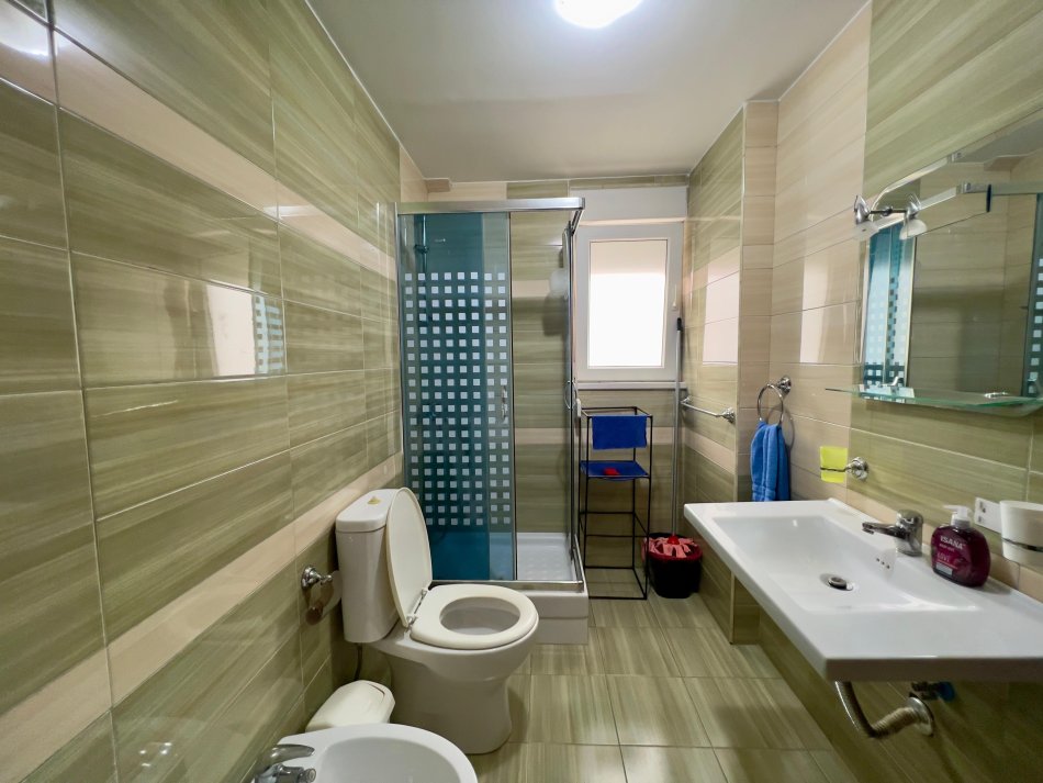 Tirane, jepet me qera apartament 2+1+Ballkon Kati 6, 110 m² 550 € (rruga ndre mjeda)