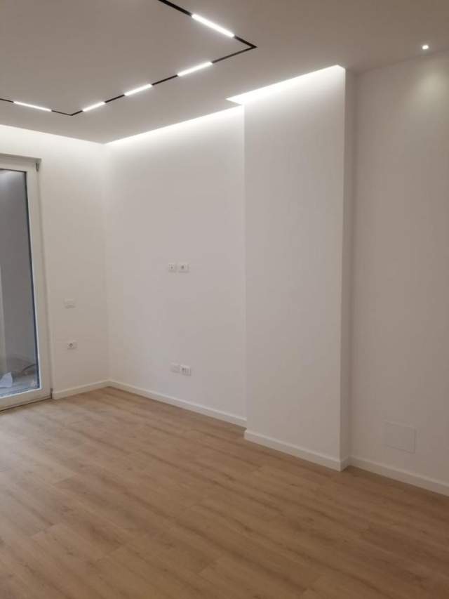 Tirane, jepet me qera zyre Kati 6, 108 m² 1.000 Euro (Rruga e Kosovareve)