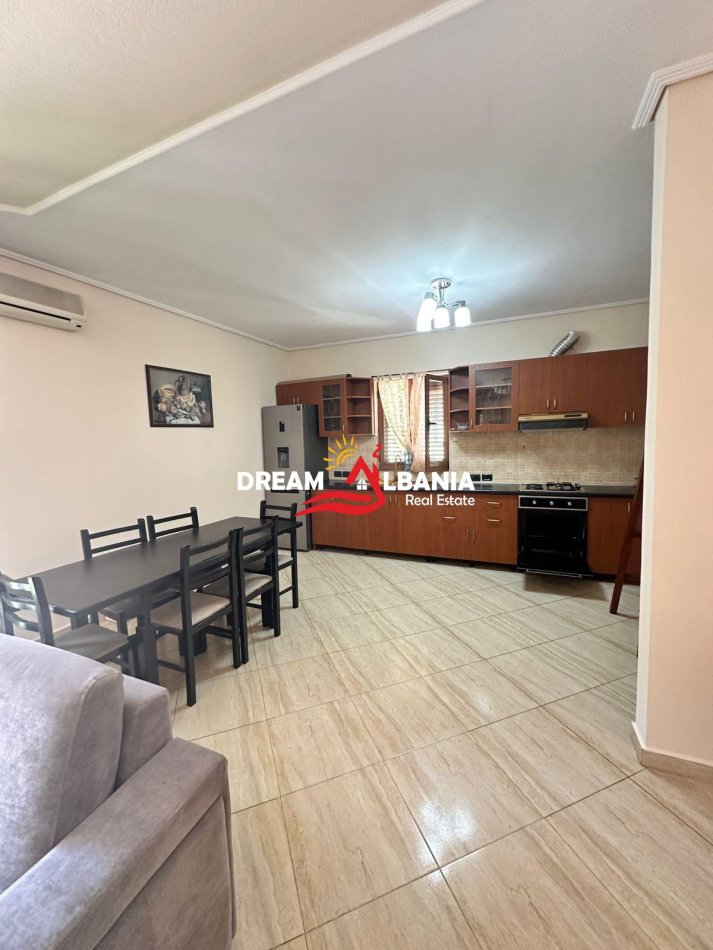 Tirane, jepet me qera apartament 3+1+Ballkon Kati 2, 140 m² 550 € 