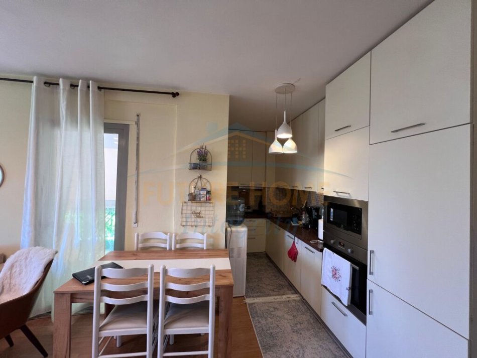 Shqiperi, shitet apartament 2+1+Ballkon Kati 4, 95 m² 170.000 € (RRUGA E KAVAJES)