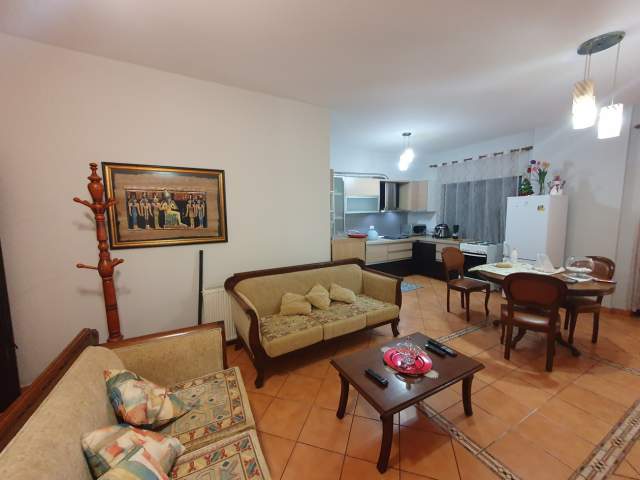 Tirane, jepet me qera apartament 126 m² 600 Euro