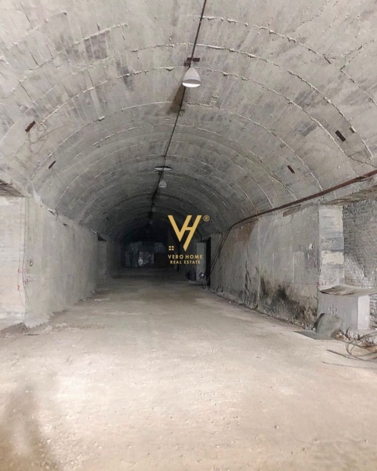 Tirane, jepet me qera ambjent biznesi Kati 0, 6.000 m² 8.000 € (SHKOZE)