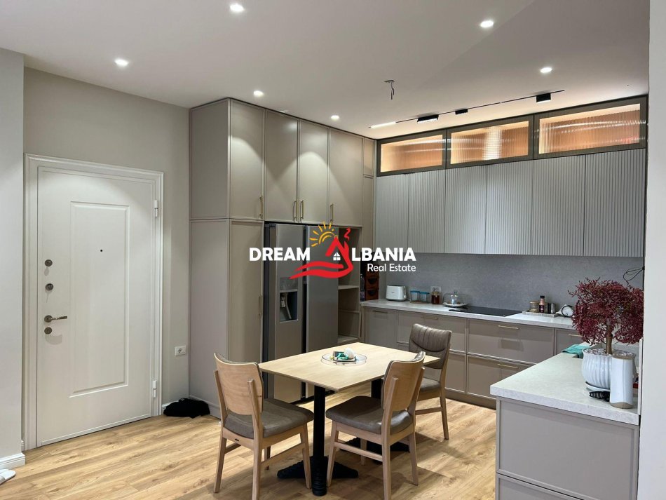 Tirane, shitet apartament 3+1+Ballkon , 185 m² 259.000 € 