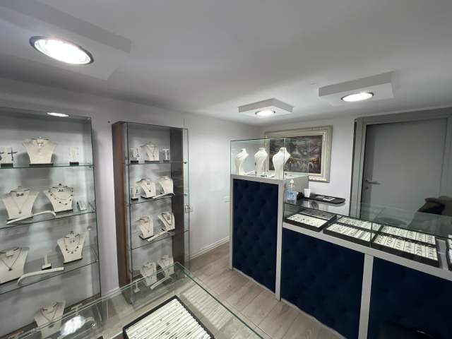 Tirane, jepet me qera dyqan Kati 0, 25 m² 350 Euro