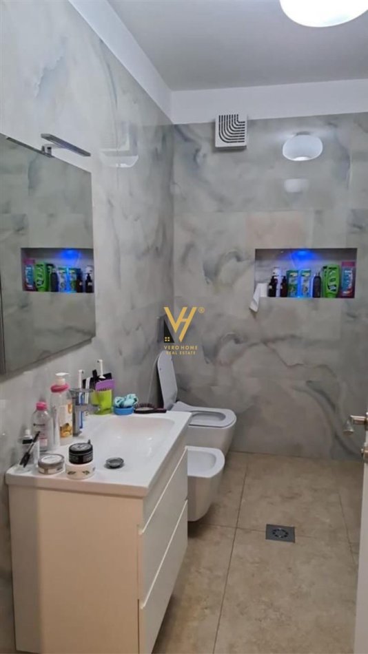 Tirane, jepet me qera zyre Kati 0, 140 m² 700 € (QYTETI I STUDENTIT)