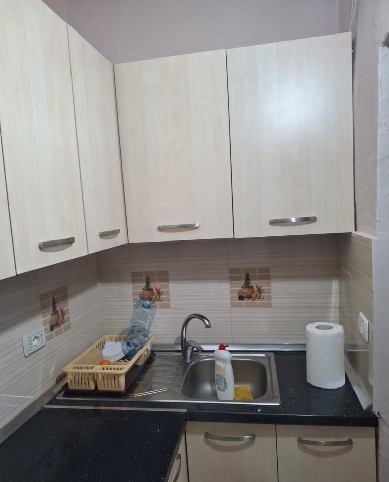 Tirane, jepet me qera apartament 1+1+Ballkon Kati 1, 55 m² 450 € (Rruga e dibres prane Medresese)