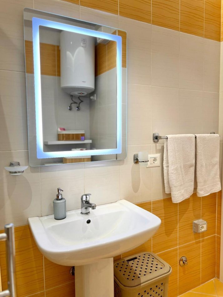 Tirane, jepet me qera apartament 1+1+Ballkon Kati 2, 72 m² 700 € (Komuna Parisit)