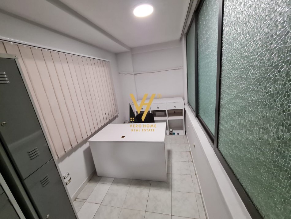 Tirane, jepet me qera zyre Kati 0, 120 m² 790 € (SHESHI WILLSON)