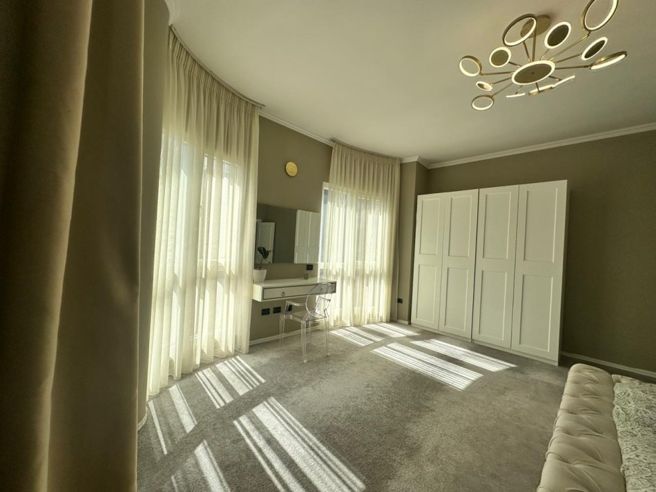 Tirane, jepet me qera apartament Kati 3, 120m² 2.000 €