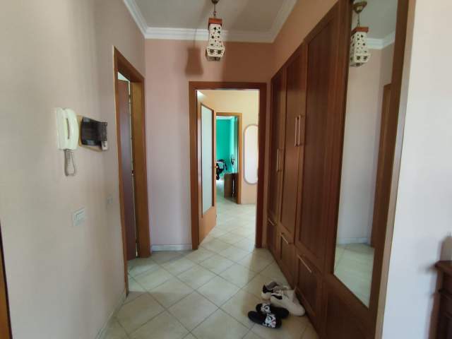 Tirane, jepet me qera apartament 2+1 Kati 10, 140 m² 750 Euro (Rruga barrikadave)