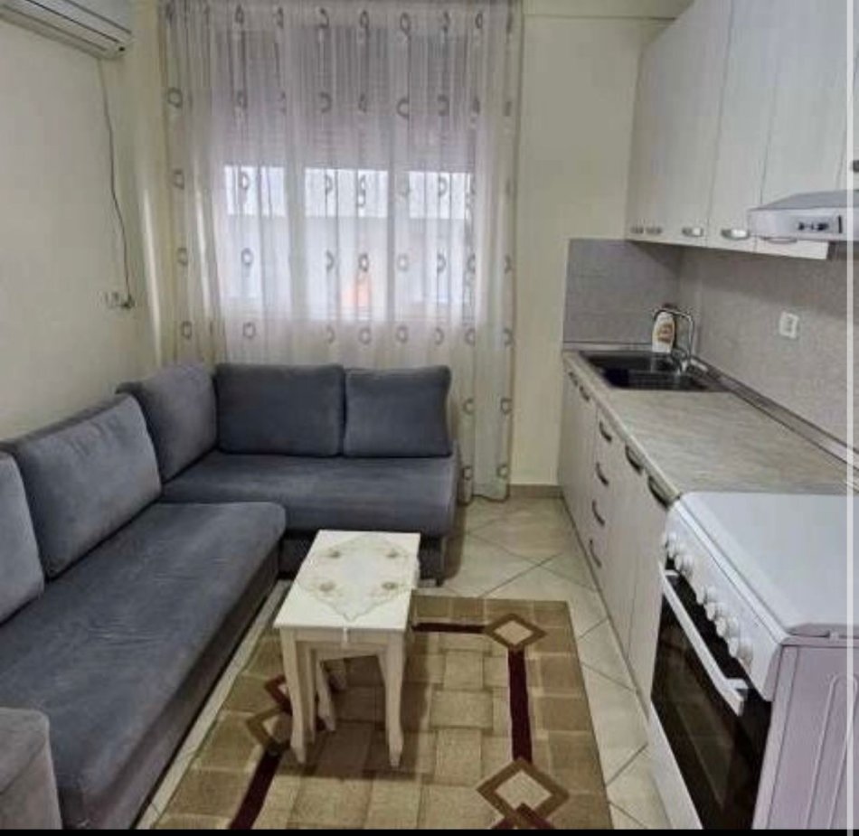 Tirane, jepet me qera apartament 1+1+Ballkon Kati 3, 50 m² 400 € (21 dhjetori prane ambulances)
