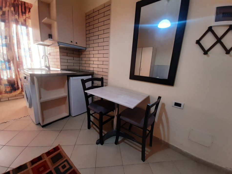 Tirane, jepet me qera apartament 1+1 Kati 2, 45 m² 360 € (Stacioni i trenit)