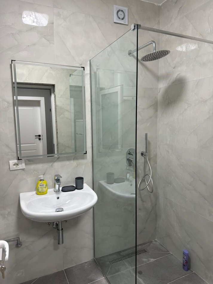 Tirane, jepet me qera apartament 1+1+Ballkon Kati 4, 650 € (Pazari i Ri)