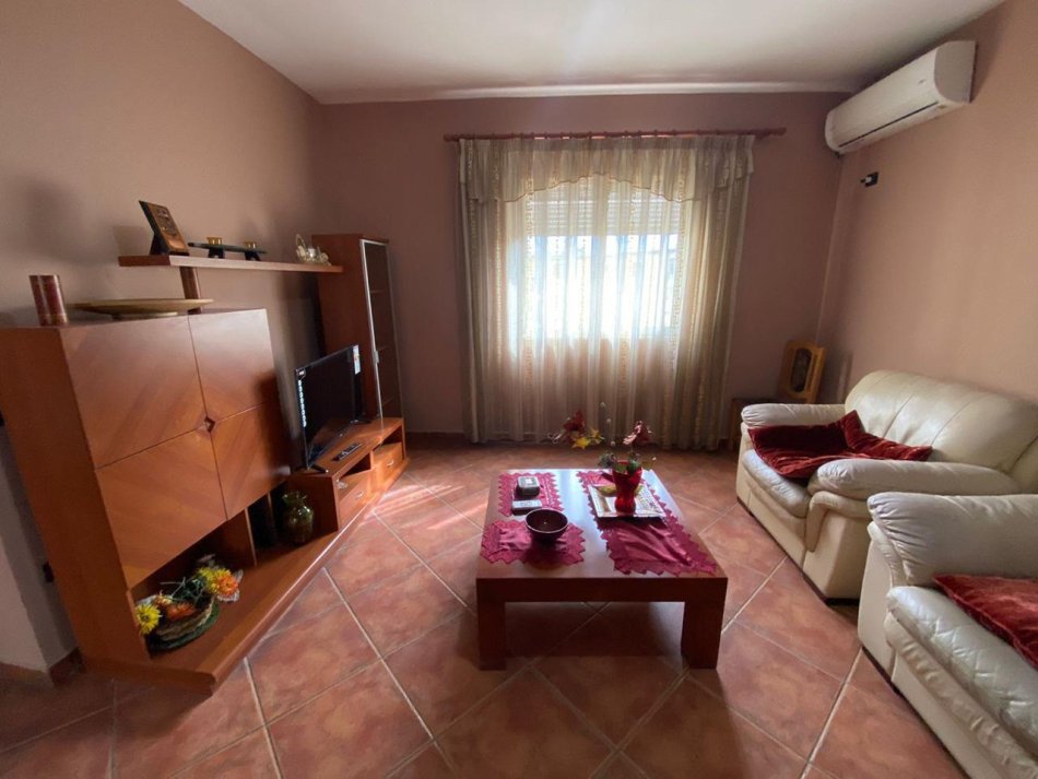 Tirane, jepet me qera apartament 3+1 Kati 5, 55.000 € (Prane shkolles 1 Maj)