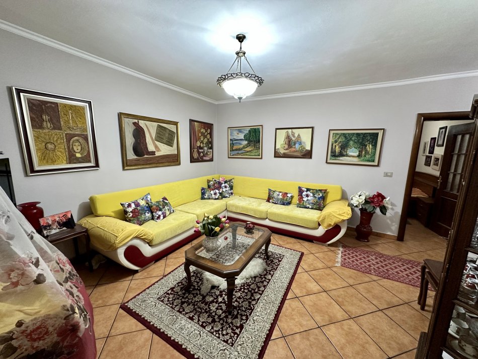Tirane, jepet me qera apartament 2+1+Ballkon Kati 4, 75 m² 650 € (Perballe Universitetit Te Sporteve)