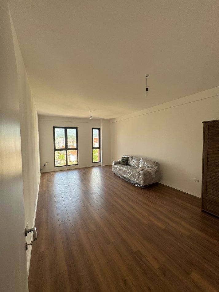 Tirane, jepet me qera apartament 2+1+Ballkon , 95 m² 750 € (PALLATET ARLIS, farmacia 10!)