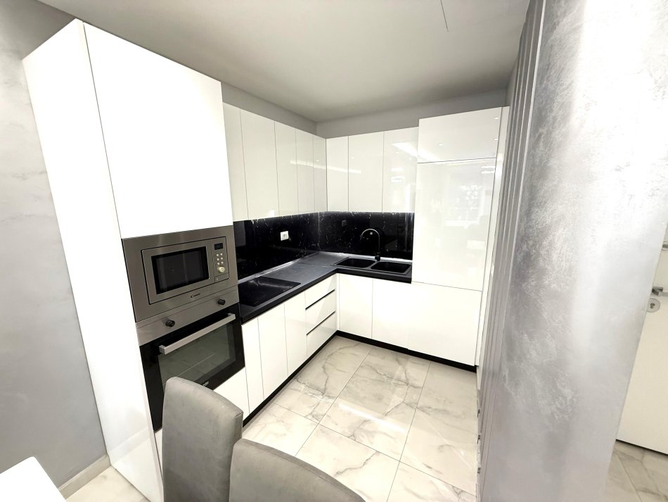 Tirane, jepet me qera 2+1 Kati 3, 90 m² 700 € (ish fusha e aviacionit)