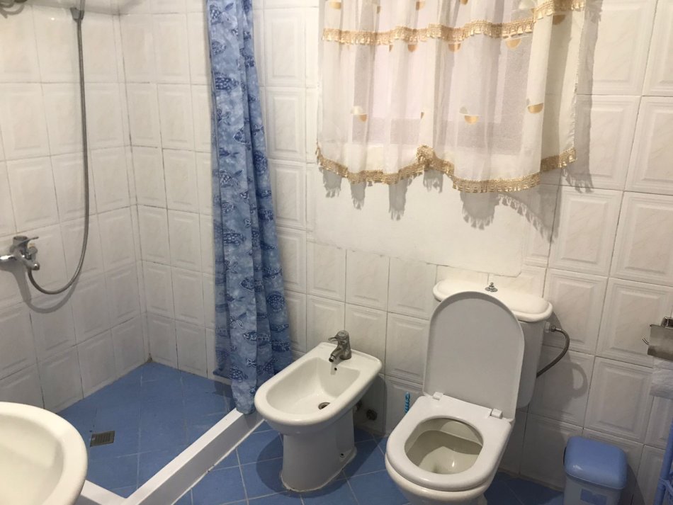 Tirane, jepet me qera apartament 3+1+Aneks+Ballkon Kati 1, 100 m² 400 € (rruga Ullishtes)