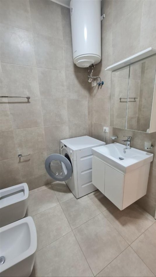 Tirane, jepet me qera apartament 2+1 Kati 3, 100 m² 800 € (rruga ferit xhajko)
