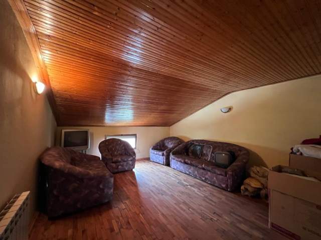 Tirane, jepet me qera Vile 3 Katshe Kati 1, 457 m² 2.000 Euro (Xhamlliku)